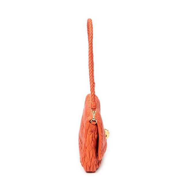 Miu Miu Bolsos Small Crystal Chain Flap Clutch  Bolso de hombro en Naranja Piel de becerro y Oro hardware. El producto esta en Excelentes Condiciones (A).
  Dimensiones: 28x14x3.5 cm 
  Accesorios incluidos: Strap; Crystal Chain Strap
  
  BrandCo Paris encuentra artículos raros y en las mejores condiciones a precios increíbles. ¡Vale la pena tener paciencia! Compra con confianza: todos los artículos de BrandCo Paris son seleccionados y autenticados cuidadosamente por nuestro equipo de expertos.
  Todos los artículos vienen con un certificado de autenticidad y un embalaje entregado por BrandCo Paris.
  Tabla de clasificación de la condición del artículo
  N (como nuevo)
  AA (perfecto estado)
  A (excelente estado)
  AB (muy buen estado)
  B (bueno/regular)