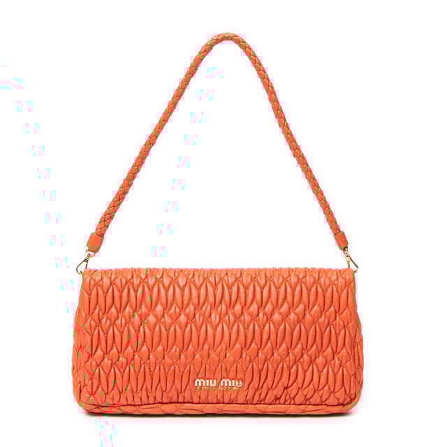 Miu Miu Bolsos Small Crystal Chain Flap Clutch  Bolso de hombro en Naranja Piel de becerro y Oro hardware. El producto esta en Excelentes Condiciones (A).
  Dimensiones: 28x14x3.5 cm 
  Accesorios incluidos: Strap; Crystal Chain Strap
  
  BrandCo Paris encuentra artículos raros y en las mejores condiciones a precios increíbles. ¡Vale la pena tener paciencia! Compra con confianza: todos los artículos de BrandCo Paris son seleccionados y autenticados cuidadosamente por nuestro equipo de expertos.
  Todos los artículos vienen con un certificado de autenticidad y un embalaje entregado por BrandCo Paris.
  Tabla de clasificación de la condición del artículo
  N (como nuevo)
  AA (perfecto estado)
  A (excelente estado)
  AB (muy buen estado)
  B (bueno/regular)