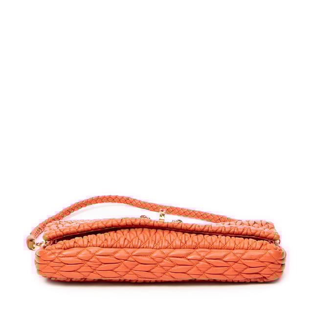 Miu Miu Bolsos Small Crystal Chain Flap Clutch  Bolso de hombro en Naranja Piel de becerro y Oro hardware. El producto esta en Excelentes Condiciones (A).
  Dimensiones: 28x14x3.5 cm 
  Accesorios incluidos: Strap; Crystal Chain Strap
  
  BrandCo Paris encuentra artículos raros y en las mejores condiciones a precios increíbles. ¡Vale la pena tener paciencia! Compra con confianza: todos los artículos de BrandCo Paris son seleccionados y autenticados cuidadosamente por nuestro equipo de expertos.
  Todos los artículos vienen con un certificado de autenticidad y un embalaje entregado por BrandCo Paris.
  Tabla de clasificación de la condición del artículo
  N (como nuevo)
  AA (perfecto estado)
  A (excelente estado)
  AB (muy buen estado)
  B (bueno/regular)