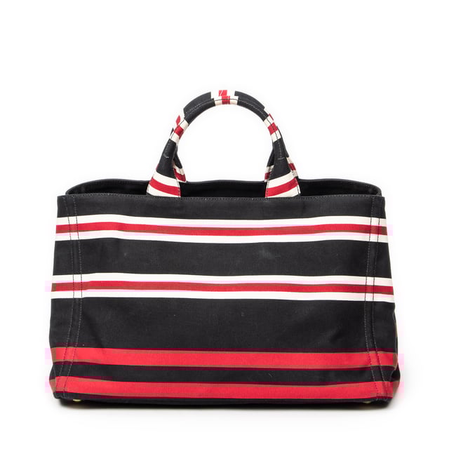 Prada Taschen Large Striped Canapa Tote  Umhängetasche und Schwarz/Rot/Weiß Leinwand und Gold hardware. Das Produkt ist auf in ausgezeichnetem Zustand (A).
  Abmessungen: 40x24x25 cm 
  Zubehör inklusive: Strap
  Äußere Hinweise: Leichte Schmutzflecken
  BrandCo Paris hat seltene Artikel und die besten Konditionen zu unglaublichen Preisen vorgestellt. Geduld lohnt sich! Kaufen Sie mit Vertrauen: Alle Artikel von BrandCo Paris sind von unserem Expertenteam ausgewählt und authentisch.
  Alle Artikel enthalten ein Echtheitszertifikat und wurden von BrandCo Paris übernommen.
  Tabelle zur Klassifizierung des Artikelzustands
  N (wie neu)
  AA (perfekter Zustand)
  A (ausgezeichneter Zustand)
  AB (sehr guter Zustand)
  B (gut/mittelmäßig)