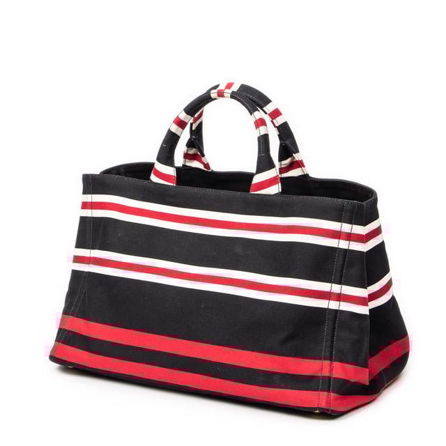 Prada Taschen Large Striped Canapa Tote  Umhängetasche und Schwarz/Rot/Weiß Leinwand und Gold hardware. Das Produkt ist auf in ausgezeichnetem Zustand (A).
  Abmessungen: 40x24x25 cm 
  Zubehör inklusive: Strap
  Äußere Hinweise: Leichte Schmutzflecken
  BrandCo Paris hat seltene Artikel und die besten Konditionen zu unglaublichen Preisen vorgestellt. Geduld lohnt sich! Kaufen Sie mit Vertrauen: Alle Artikel von BrandCo Paris sind von unserem Expertenteam ausgewählt und authentisch.
  Alle Artikel enthalten ein Echtheitszertifikat und wurden von BrandCo Paris übernommen.
  Tabelle zur Klassifizierung des Artikelzustands
  N (wie neu)
  AA (perfekter Zustand)
  A (ausgezeichneter Zustand)
  AB (sehr guter Zustand)
  B (gut/mittelmäßig)
