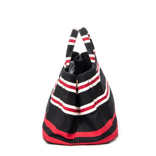 Prada Taschen Large Striped Canapa Tote  Umhängetasche und Schwarz/Rot/Weiß Leinwand und Gold hardware. Das Produkt ist auf in ausgezeichnetem Zustand (A).
  Abmessungen: 40x24x25 cm 
  Zubehör inklusive: Strap
  Äußere Hinweise: Leichte Schmutzflecken
  BrandCo Paris hat seltene Artikel und die besten Konditionen zu unglaublichen Preisen vorgestellt. Geduld lohnt sich! Kaufen Sie mit Vertrauen: Alle Artikel von BrandCo Paris sind von unserem Expertenteam ausgewählt und authentisch.
  Alle Artikel enthalten ein Echtheitszertifikat und wurden von BrandCo Paris übernommen.
  Tabelle zur Klassifizierung des Artikelzustands
  N (wie neu)
  AA (perfekter Zustand)
  A (ausgezeichneter Zustand)
  AB (sehr guter Zustand)
  B (gut/mittelmäßig)