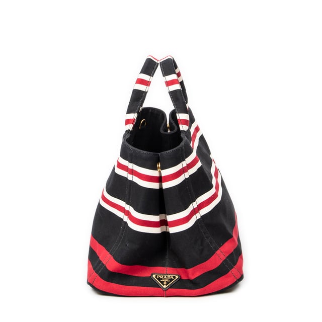 Prada Taschen Large Striped Canapa Tote  Umhängetasche und Schwarz/Rot/Weiß Leinwand und Gold hardware. Das Produkt ist auf in ausgezeichnetem Zustand (A).
  Abmessungen: 40x24x25 cm 
  Zubehör inklusive: Strap
  Äußere Hinweise: Leichte Schmutzflecken
  BrandCo Paris hat seltene Artikel und die besten Konditionen zu unglaublichen Preisen vorgestellt. Geduld lohnt sich! Kaufen Sie mit Vertrauen: Alle Artikel von BrandCo Paris sind von unserem Expertenteam ausgewählt und authentisch.
  Alle Artikel enthalten ein Echtheitszertifikat und wurden von BrandCo Paris übernommen.
  Tabelle zur Klassifizierung des Artikelzustands
  N (wie neu)
  AA (perfekter Zustand)
  A (ausgezeichneter Zustand)
  AB (sehr guter Zustand)
  B (gut/mittelmäßig)
