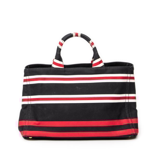 Prada Taschen Large Striped Canapa Tote  Umhängetasche und Schwarz/Rot/Weiß Leinwand und Gold hardware. Das Produkt ist auf in ausgezeichnetem Zustand (A).
  Abmessungen: 40x24x25 cm 
  Zubehör inklusive: Strap
  Äußere Hinweise: Leichte Schmutzflecken
  BrandCo Paris hat seltene Artikel und die besten Konditionen zu unglaublichen Preisen vorgestellt. Geduld lohnt sich! Kaufen Sie mit Vertrauen: Alle Artikel von BrandCo Paris sind von unserem Expertenteam ausgewählt und authentisch.
  Alle Artikel enthalten ein Echtheitszertifikat und wurden von BrandCo Paris übernommen.
  Tabelle zur Klassifizierung des Artikelzustands
  N (wie neu)
  AA (perfekter Zustand)
  A (ausgezeichneter Zustand)
  AB (sehr guter Zustand)
  B (gut/mittelmäßig)