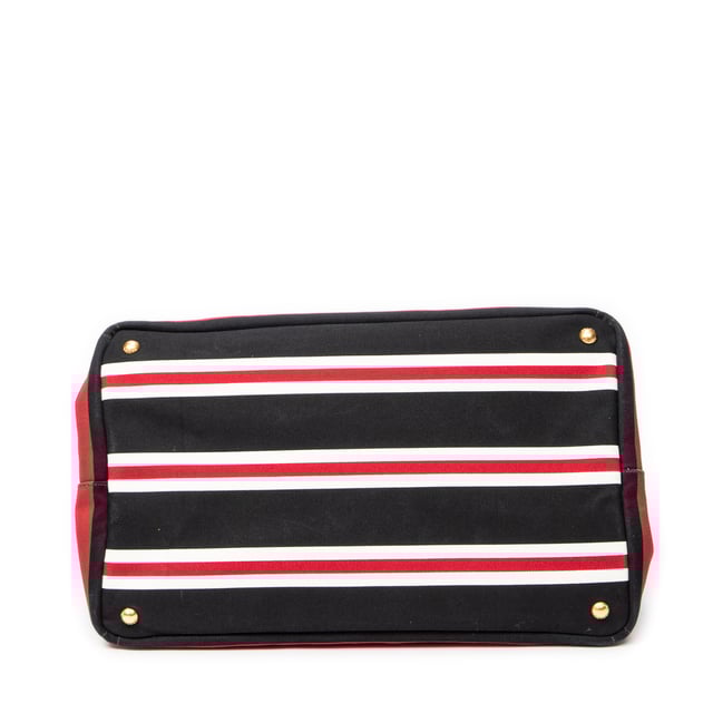 Prada Taschen Large Striped Canapa Tote  Umhängetasche und Schwarz/Rot/Weiß Leinwand und Gold hardware. Das Produkt ist auf in ausgezeichnetem Zustand (A).
  Abmessungen: 40x24x25 cm 
  Zubehör inklusive: Strap
  Äußere Hinweise: Leichte Schmutzflecken
  BrandCo Paris hat seltene Artikel und die besten Konditionen zu unglaublichen Preisen vorgestellt. Geduld lohnt sich! Kaufen Sie mit Vertrauen: Alle Artikel von BrandCo Paris sind von unserem Expertenteam ausgewählt und authentisch.
  Alle Artikel enthalten ein Echtheitszertifikat und wurden von BrandCo Paris übernommen.
  Tabelle zur Klassifizierung des Artikelzustands
  N (wie neu)
  AA (perfekter Zustand)
  A (ausgezeichneter Zustand)
  AB (sehr guter Zustand)
  B (gut/mittelmäßig)