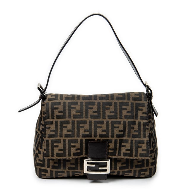 Fendi Bolsos Mama Forever  Bolso de hombro en Marrón/Negro Lienzo y Plata hardware. El producto esta en Excelentes Condiciones (A).
  Dimensiones: 28x19x11 cm 
  Accesorios incluidos: None
  Notas de Hardware: Empañada
Notas de la correa/asa: Ligeramente usado
  BrandCo Paris encuentra artículos raros y en las mejores condiciones a precios increíbles. ¡Vale la pena tener paciencia! Compra con confianza: todos los artículos de BrandCo Paris son seleccionados y autenticados cuidadosamente por nuestro equipo de expertos.
  Todos los artículos vienen con un certificado de autenticidad y un embalaje entregado por BrandCo Paris.
  Tabla de clasificación de la condición del artículo
  N (como nuevo)
  AA (perfecto estado)
  A (excelente estado)
  AB (muy buen estado)
  B (bueno/regular)