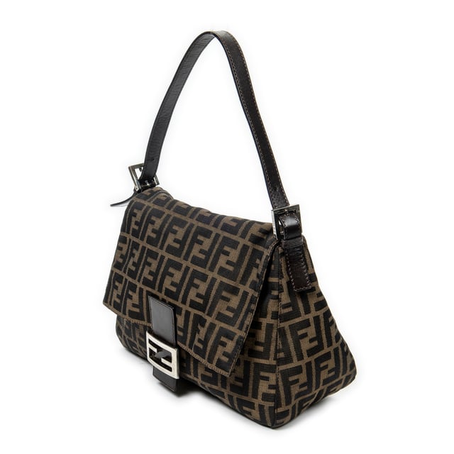 Fendi Bolsos Mama Forever  Bolso de hombro en Marrón/Negro Lienzo y Plata hardware. El producto esta en Excelentes Condiciones (A).
  Dimensiones: 28x19x11 cm 
  Accesorios incluidos: None
  Notas de Hardware: Empañada
Notas de la correa/asa: Ligeramente usado
  BrandCo Paris encuentra artículos raros y en las mejores condiciones a precios increíbles. ¡Vale la pena tener paciencia! Compra con confianza: todos los artículos de BrandCo Paris son seleccionados y autenticados cuidadosamente por nuestro equipo de expertos.
  Todos los artículos vienen con un certificado de autenticidad y un embalaje entregado por BrandCo Paris.
  Tabla de clasificación de la condición del artículo
  N (como nuevo)
  AA (perfecto estado)
  A (excelente estado)
  AB (muy buen estado)
  B (bueno/regular)