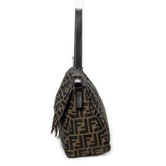 Fendi Bolsos Mama Forever  Bolso de hombro en Marrón/Negro Lienzo y Plata hardware. El producto esta en Excelentes Condiciones (A).
  Dimensiones: 28x19x11 cm 
  Accesorios incluidos: None
  Notas de Hardware: Empañada
Notas de la correa/asa: Ligeramente usado
  BrandCo Paris encuentra artículos raros y en las mejores condiciones a precios increíbles. ¡Vale la pena tener paciencia! Compra con confianza: todos los artículos de BrandCo Paris son seleccionados y autenticados cuidadosamente por nuestro equipo de expertos.
  Todos los artículos vienen con un certificado de autenticidad y un embalaje entregado por BrandCo Paris.
  Tabla de clasificación de la condición del artículo
  N (como nuevo)
  AA (perfecto estado)
  A (excelente estado)
  AB (muy buen estado)
  B (bueno/regular)