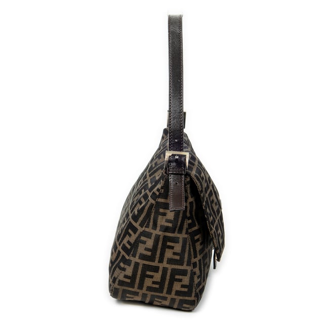 Fendi Bolsos Mama Forever  Bolso de hombro en Marrón/Negro Lienzo y Plata hardware. El producto esta en Excelentes Condiciones (A).
  Dimensiones: 28x19x11 cm 
  Accesorios incluidos: None
  Notas de Hardware: Empañada
Notas de la correa/asa: Ligeramente usado
  BrandCo Paris encuentra artículos raros y en las mejores condiciones a precios increíbles. ¡Vale la pena tener paciencia! Compra con confianza: todos los artículos de BrandCo Paris son seleccionados y autenticados cuidadosamente por nuestro equipo de expertos.
  Todos los artículos vienen con un certificado de autenticidad y un embalaje entregado por BrandCo Paris.
  Tabla de clasificación de la condición del artículo
  N (como nuevo)
  AA (perfecto estado)
  A (excelente estado)
  AB (muy buen estado)
  B (bueno/regular)