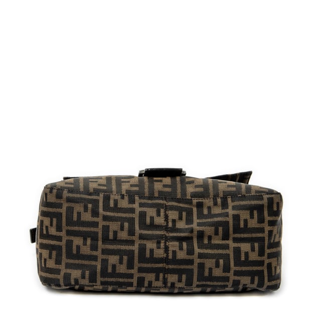 Fendi Bolsos Mama Forever  Bolso de hombro en Marrón/Negro Lienzo y Plata hardware. El producto esta en Excelentes Condiciones (A).
  Dimensiones: 28x19x11 cm 
  Accesorios incluidos: None
  Notas de Hardware: Empañada
Notas de la correa/asa: Ligeramente usado
  BrandCo Paris encuentra artículos raros y en las mejores condiciones a precios increíbles. ¡Vale la pena tener paciencia! Compra con confianza: todos los artículos de BrandCo Paris son seleccionados y autenticados cuidadosamente por nuestro equipo de expertos.
  Todos los artículos vienen con un certificado de autenticidad y un embalaje entregado por BrandCo Paris.
  Tabla de clasificación de la condición del artículo
  N (como nuevo)
  AA (perfecto estado)
  A (excelente estado)
  AB (muy buen estado)
  B (bueno/regular)