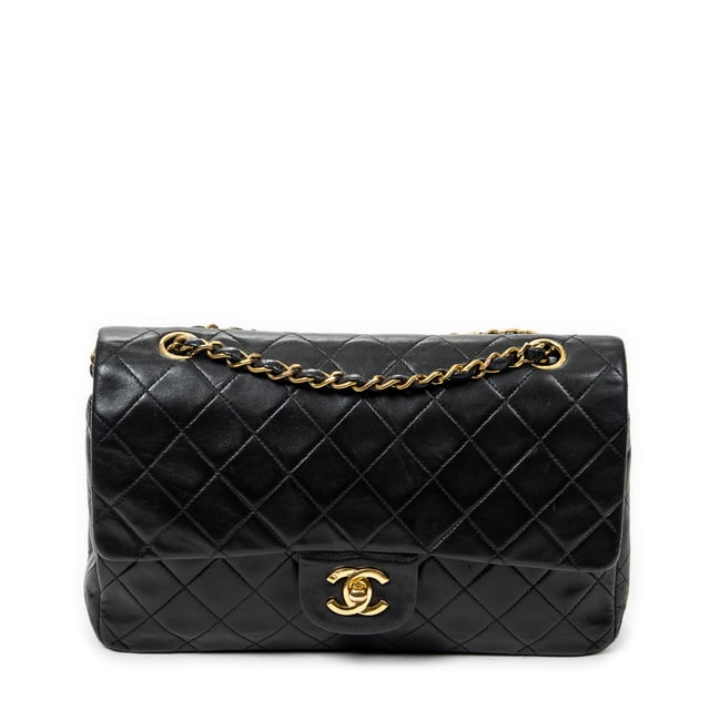 Chanel Classic Double Flap 26 en Negro Piel de becerro Chanel Bolsos Classic Double Flap 26 Bolso de hombro en Negro Piel de becerro y Oro hardware. El producto esta en Muy Buenas Condiciones (AB).
Dimensiones: 25.5x16x7.5 cm
Accesorios incluidos: Sticker
Notas de Exterior: Ligeros rasguños en el cuerpo exterior
Notas de Interior: Ligeros rasguños en el forro
BrandCo Paris encuentra artículos raros y en las mejores condiciones a precios increíbles. ¡Vale la pena tener paciencia! Compra con confianza: todos los artículos de BrandCo Paris son seleccionados y autenticados cuidadosamente por nuestro equipo de expertos.
Todos los artículos vienen con un certificado de autenticidad y un embalaje entregado por BrandCo Paris.
Tabla de clasificación de la condición del artículo
N (como nuevo)
AA (perfecto estado)
A (excelente estado)
AB (muy buen estado)
B (bueno/regular)