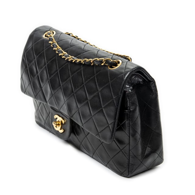 Chanel Classic Double Flap 26 en Negro Piel de becerro Chanel Bolsos Classic Double Flap 26 Bolso de hombro en Negro Piel de becerro y Oro hardware. El producto esta en Muy Buenas Condiciones (AB).
Dimensiones: 25.5x16x7.5 cm
Accesorios incluidos: Sticker
Notas de Exterior: Ligeros rasguños en el cuerpo exterior
Notas de Interior: Ligeros rasguños en el forro
BrandCo Paris encuentra artículos raros y en las mejores condiciones a precios increíbles. ¡Vale la pena tener paciencia! Compra con confianza: todos los artículos de BrandCo Paris son seleccionados y autenticados cuidadosamente por nuestro equipo de expertos.
Todos los artículos vienen con un certificado de autenticidad y un embalaje entregado por BrandCo Paris.
Tabla de clasificación de la condición del artículo
N (como nuevo)
AA (perfecto estado)
A (excelente estado)
AB (muy buen estado)
B (bueno/regular)
