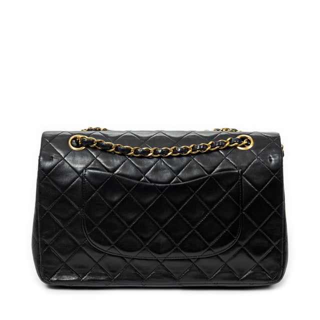 Chanel Classic Double Flap 26 en Negro Piel de becerro Chanel Bolsos Classic Double Flap 26 Bolso de hombro en Negro Piel de becerro y Oro hardware. El producto esta en Muy Buenas Condiciones (AB).
Dimensiones: 25.5x16x7.5 cm
Accesorios incluidos: Sticker
Notas de Exterior: Ligeros rasguños en el cuerpo exterior
Notas de Interior: Ligeros rasguños en el forro
BrandCo Paris encuentra artículos raros y en las mejores condiciones a precios increíbles. ¡Vale la pena tener paciencia! Compra con confianza: todos los artículos de BrandCo Paris son seleccionados y autenticados cuidadosamente por nuestro equipo de expertos.
Todos los artículos vienen con un certificado de autenticidad y un embalaje entregado por BrandCo Paris.
Tabla de clasificación de la condición del artículo
N (como nuevo)
AA (perfecto estado)
A (excelente estado)
AB (muy buen estado)
B (bueno/regular)