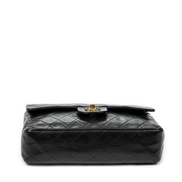 Chanel Classic Double Flap 26 en Negro Piel de becerro Chanel Bolsos Classic Double Flap 26 Bolso de hombro en Negro Piel de becerro y Oro hardware. El producto esta en Muy Buenas Condiciones (AB).
Dimensiones: 25.5x16x7.5 cm
Accesorios incluidos: Sticker
Notas de Exterior: Ligeros rasguños en el cuerpo exterior
Notas de Interior: Ligeros rasguños en el forro
BrandCo Paris encuentra artículos raros y en las mejores condiciones a precios increíbles. ¡Vale la pena tener paciencia! Compra con confianza: todos los artículos de BrandCo Paris son seleccionados y autenticados cuidadosamente por nuestro equipo de expertos.
Todos los artículos vienen con un certificado de autenticidad y un embalaje entregado por BrandCo Paris.
Tabla de clasificación de la condición del artículo
N (como nuevo)
AA (perfecto estado)
A (excelente estado)
AB (muy buen estado)
B (bueno/regular)