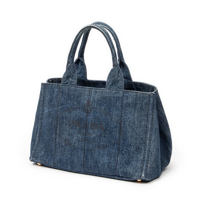 Medium Canapa Tote Umhängetasche Prada Taschen Medium Canapa Tote Umhängetasche und Blauer Denim Leinwand und Gold hardware. Das Produkt ist auf in ausgezeichnetem Zustand (A).
Abmessungen: 34x23x22 cm
Zubehör inklusive: Dustbag; Card
Hinweise zu Riemen/Griff: Verfärbt
BrandCo Paris hat seltene Artikel und die besten Konditionen zu unglaublichen Preisen vorgestellt. Geduld lohnt sich! Kaufen Sie mit Vertrauen: Alle Artikel von BrandCo Paris sind von unserem Expertenteam ausgewählt und authentisch.
Alle Artikel enthalten ein Echtheitszertifikat und wurden von BrandCo Paris übernommen.
Tabelle zur Klassifizierung des Artikelzustands
N (wie neu)
AA (perfekter Zustand)
A (ausgezeichneter Zustand)
AB (sehr guter Zustand)
B (gut/mittelmäßig)