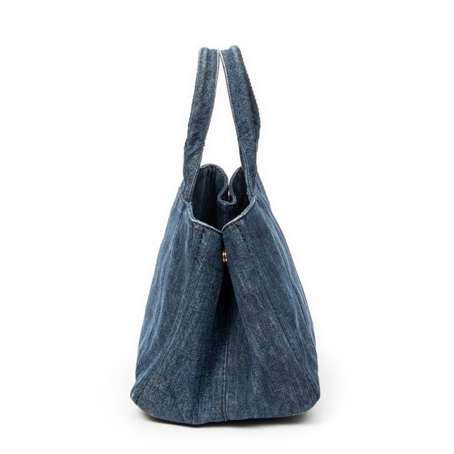 Medium Canapa Tote Umhängetasche Prada Taschen Medium Canapa Tote Umhängetasche und Blauer Denim Leinwand und Gold hardware. Das Produkt ist auf in ausgezeichnetem Zustand (A).
Abmessungen: 34x23x22 cm
Zubehör inklusive: Dustbag; Card
Hinweise zu Riemen/Griff: Verfärbt
BrandCo Paris hat seltene Artikel und die besten Konditionen zu unglaublichen Preisen vorgestellt. Geduld lohnt sich! Kaufen Sie mit Vertrauen: Alle Artikel von BrandCo Paris sind von unserem Expertenteam ausgewählt und authentisch.
Alle Artikel enthalten ein Echtheitszertifikat und wurden von BrandCo Paris übernommen.
Tabelle zur Klassifizierung des Artikelzustands
N (wie neu)
AA (perfekter Zustand)
A (ausgezeichneter Zustand)
AB (sehr guter Zustand)
B (gut/mittelmäßig)