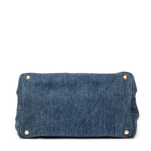 Medium Canapa Tote Umhängetasche Prada Taschen Medium Canapa Tote Umhängetasche und Blauer Denim Leinwand und Gold hardware. Das Produkt ist auf in ausgezeichnetem Zustand (A).
Abmessungen: 34x23x22 cm
Zubehör inklusive: Dustbag; Card
Hinweise zu Riemen/Griff: Verfärbt
BrandCo Paris hat seltene Artikel und die besten Konditionen zu unglaublichen Preisen vorgestellt. Geduld lohnt sich! Kaufen Sie mit Vertrauen: Alle Artikel von BrandCo Paris sind von unserem Expertenteam ausgewählt und authentisch.
Alle Artikel enthalten ein Echtheitszertifikat und wurden von BrandCo Paris übernommen.
Tabelle zur Klassifizierung des Artikelzustands
N (wie neu)
AA (perfekter Zustand)
A (ausgezeichneter Zustand)
AB (sehr guter Zustand)
B (gut/mittelmäßig)