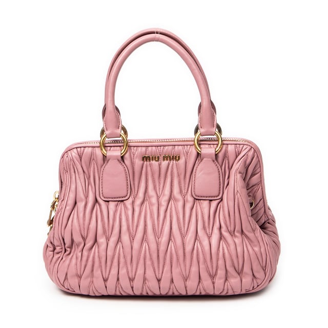 Miu Miu Bolsos Frame Tote  Bolso de hombro en Rosa Piel de becerro y Oro hardware. El producto esta en Excelentes Condiciones (A).
  Dimensiones: 27x21x14 cm 
  Accesorios incluidos: Strap; Card
  Notas de Interior: Ligeras marcas de suciedad, Ligeros rasguños en el forro
Notas de Hardware: Ligeramente descolorido
  BrandCo Paris encuentra artículos raros y en las mejores condiciones a precios increíbles. ¡Vale la pena tener paciencia! Compra con confianza: todos los artículos de BrandCo Paris son seleccionados y autenticados cuidadosamente por nuestro equipo de expertos.
  Todos los artículos vienen con un certificado de autenticidad y un embalaje entregado por BrandCo Paris.
  Tabla de clasificación de la condición del artículo
  N (como nuevo)
  AA (perfecto estado)
  A (excelente estado)
  AB (muy buen estado)
  B (bueno/regular)