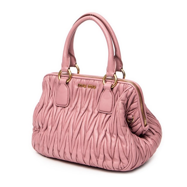 Miu Miu Bolsos Frame Tote  Bolso de hombro en Rosa Piel de becerro y Oro hardware. El producto esta en Excelentes Condiciones (A).
  Dimensiones: 27x21x14 cm 
  Accesorios incluidos: Strap; Card
  Notas de Interior: Ligeras marcas de suciedad, Ligeros rasguños en el forro
Notas de Hardware: Ligeramente descolorido
  BrandCo Paris encuentra artículos raros y en las mejores condiciones a precios increíbles. ¡Vale la pena tener paciencia! Compra con confianza: todos los artículos de BrandCo Paris son seleccionados y autenticados cuidadosamente por nuestro equipo de expertos.
  Todos los artículos vienen con un certificado de autenticidad y un embalaje entregado por BrandCo Paris.
  Tabla de clasificación de la condición del artículo
  N (como nuevo)
  AA (perfecto estado)
  A (excelente estado)
  AB (muy buen estado)
  B (bueno/regular)