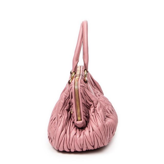 Miu Miu Bolsos Frame Tote  Bolso de hombro en Rosa Piel de becerro y Oro hardware. El producto esta en Excelentes Condiciones (A).
  Dimensiones: 27x21x14 cm 
  Accesorios incluidos: Strap; Card
  Notas de Interior: Ligeras marcas de suciedad, Ligeros rasguños en el forro
Notas de Hardware: Ligeramente descolorido
  BrandCo Paris encuentra artículos raros y en las mejores condiciones a precios increíbles. ¡Vale la pena tener paciencia! Compra con confianza: todos los artículos de BrandCo Paris son seleccionados y autenticados cuidadosamente por nuestro equipo de expertos.
  Todos los artículos vienen con un certificado de autenticidad y un embalaje entregado por BrandCo Paris.
  Tabla de clasificación de la condición del artículo
  N (como nuevo)
  AA (perfecto estado)
  A (excelente estado)
  AB (muy buen estado)
  B (bueno/regular)