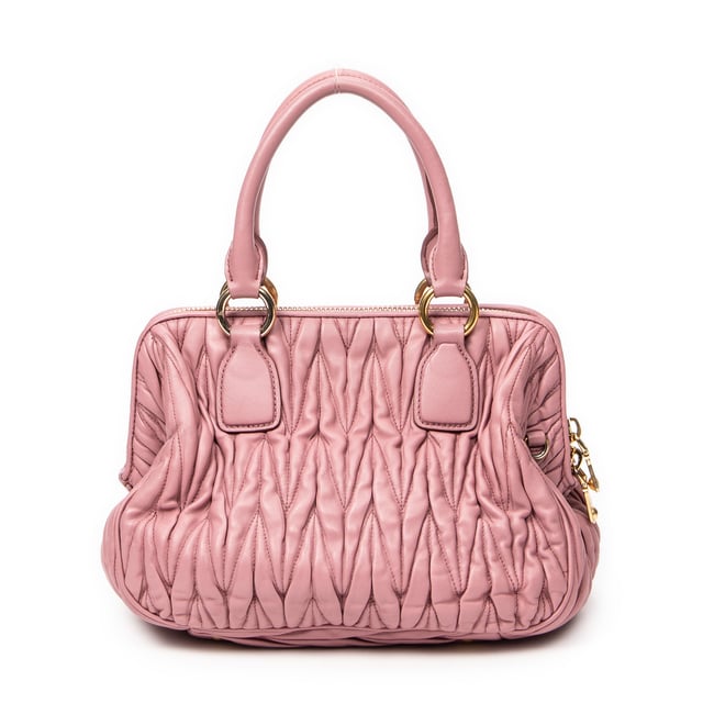 Miu Miu Bolsos Frame Tote  Bolso de hombro en Rosa Piel de becerro y Oro hardware. El producto esta en Excelentes Condiciones (A).
  Dimensiones: 27x21x14 cm 
  Accesorios incluidos: Strap; Card
  Notas de Interior: Ligeras marcas de suciedad, Ligeros rasguños en el forro
Notas de Hardware: Ligeramente descolorido
  BrandCo Paris encuentra artículos raros y en las mejores condiciones a precios increíbles. ¡Vale la pena tener paciencia! Compra con confianza: todos los artículos de BrandCo Paris son seleccionados y autenticados cuidadosamente por nuestro equipo de expertos.
  Todos los artículos vienen con un certificado de autenticidad y un embalaje entregado por BrandCo Paris.
  Tabla de clasificación de la condición del artículo
  N (como nuevo)
  AA (perfecto estado)
  A (excelente estado)
  AB (muy buen estado)
  B (bueno/regular)