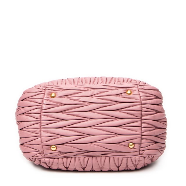 Miu Miu Bolsos Frame Tote  Bolso de hombro en Rosa Piel de becerro y Oro hardware. El producto esta en Excelentes Condiciones (A).
  Dimensiones: 27x21x14 cm 
  Accesorios incluidos: Strap; Card
  Notas de Interior: Ligeras marcas de suciedad, Ligeros rasguños en el forro
Notas de Hardware: Ligeramente descolorido
  BrandCo Paris encuentra artículos raros y en las mejores condiciones a precios increíbles. ¡Vale la pena tener paciencia! Compra con confianza: todos los artículos de BrandCo Paris son seleccionados y autenticados cuidadosamente por nuestro equipo de expertos.
  Todos los artículos vienen con un certificado de autenticidad y un embalaje entregado por BrandCo Paris.
  Tabla de clasificación de la condición del artículo
  N (como nuevo)
  AA (perfecto estado)
  A (excelente estado)
  AB (muy buen estado)
  B (bueno/regular)