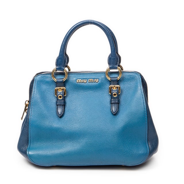 Miu Miu Bolsos Bicolor Frame Tote  Bolso de hombro en Azul/Azul marino Piel de becerro y Oro hardware. El producto esta en Excelentes Condiciones (A).
  Dimensiones: 27x21x15 cm 
  Accesorios incluidos: Strap
  Notas de Exterior: Ligeros rasguños en las esquinas inferiores
Notas de Interior: Ligera decoloración en el forro
  BrandCo Paris encuentra artículos raros y en las mejores condiciones a precios increíbles. ¡Vale la pena tener paciencia! Compra con confianza: todos los artículos de BrandCo Paris son seleccionados y autenticados cuidadosamente por nuestro equipo de expertos.
  Todos los artículos vienen con un certificado de autenticidad y un embalaje entregado por BrandCo Paris.
  Tabla de clasificación de la condición del artículo
  N (como nuevo)
  AA (perfecto estado)
  A (excelente estado)
  AB (muy buen estado)
  B (bueno/regular)