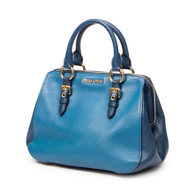 Miu Miu Bolsos Bicolor Frame Tote  Bolso de hombro en Azul/Azul marino Piel de becerro y Oro hardware. El producto esta en Excelentes Condiciones (A).
  Dimensiones: 27x21x15 cm 
  Accesorios incluidos: Strap
  Notas de Exterior: Ligeros rasguños en las esquinas inferiores
Notas de Interior: Ligera decoloración en el forro
  BrandCo Paris encuentra artículos raros y en las mejores condiciones a precios increíbles. ¡Vale la pena tener paciencia! Compra con confianza: todos los artículos de BrandCo Paris son seleccionados y autenticados cuidadosamente por nuestro equipo de expertos.
  Todos los artículos vienen con un certificado de autenticidad y un embalaje entregado por BrandCo Paris.
  Tabla de clasificación de la condición del artículo
  N (como nuevo)
  AA (perfecto estado)
  A (excelente estado)
  AB (muy buen estado)
  B (bueno/regular)