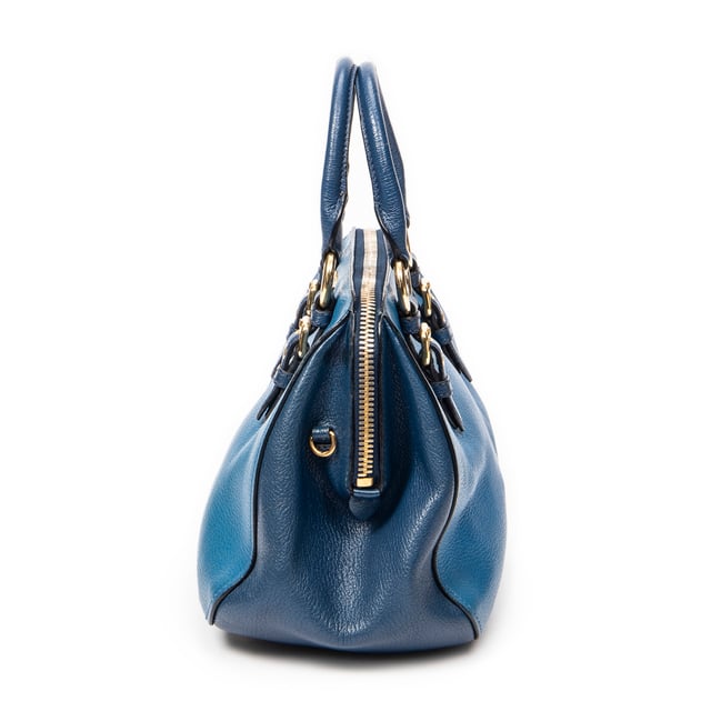 Miu Miu Bolsos Bicolor Frame Tote  Bolso de hombro en Azul/Azul marino Piel de becerro y Oro hardware. El producto esta en Excelentes Condiciones (A).
  Dimensiones: 27x21x15 cm 
  Accesorios incluidos: Strap
  Notas de Exterior: Ligeros rasguños en las esquinas inferiores
Notas de Interior: Ligera decoloración en el forro
  BrandCo Paris encuentra artículos raros y en las mejores condiciones a precios increíbles. ¡Vale la pena tener paciencia! Compra con confianza: todos los artículos de BrandCo Paris son seleccionados y autenticados cuidadosamente por nuestro equipo de expertos.
  Todos los artículos vienen con un certificado de autenticidad y un embalaje entregado por BrandCo Paris.
  Tabla de clasificación de la condición del artículo
  N (como nuevo)
  AA (perfecto estado)
  A (excelente estado)
  AB (muy buen estado)
  B (bueno/regular)
