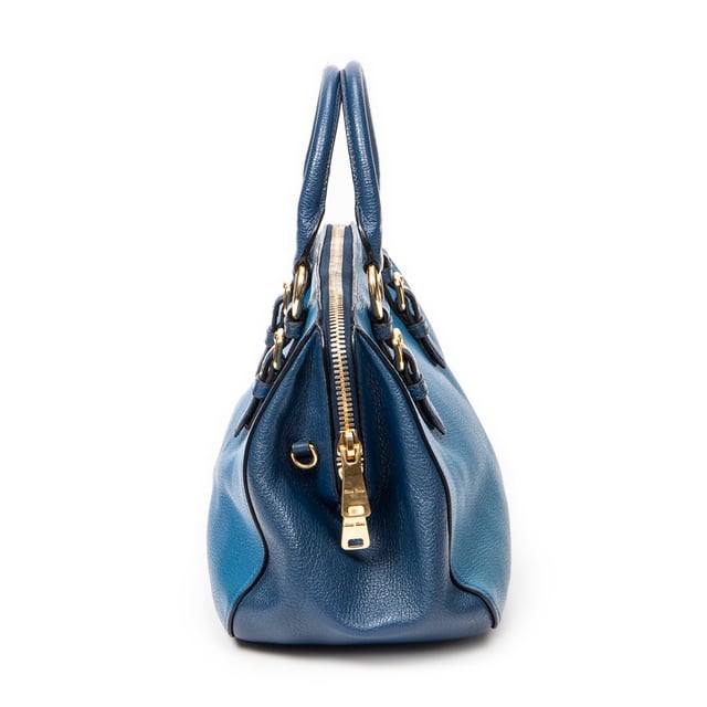 Miu Miu Bolsos Bicolor Frame Tote  Bolso de hombro en Azul/Azul marino Piel de becerro y Oro hardware. El producto esta en Excelentes Condiciones (A).
  Dimensiones: 27x21x15 cm 
  Accesorios incluidos: Strap
  Notas de Exterior: Ligeros rasguños en las esquinas inferiores
Notas de Interior: Ligera decoloración en el forro
  BrandCo Paris encuentra artículos raros y en las mejores condiciones a precios increíbles. ¡Vale la pena tener paciencia! Compra con confianza: todos los artículos de BrandCo Paris son seleccionados y autenticados cuidadosamente por nuestro equipo de expertos.
  Todos los artículos vienen con un certificado de autenticidad y un embalaje entregado por BrandCo Paris.
  Tabla de clasificación de la condición del artículo
  N (como nuevo)
  AA (perfecto estado)
  A (excelente estado)
  AB (muy buen estado)
  B (bueno/regular)