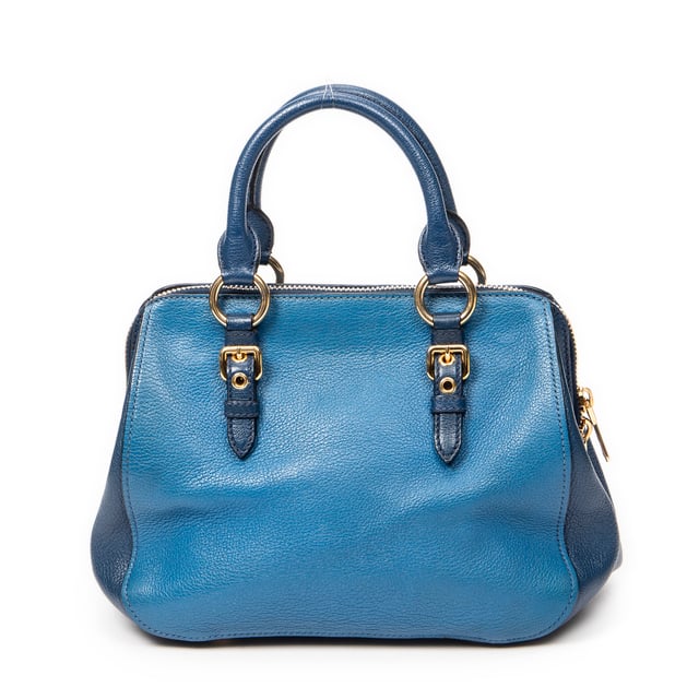 Miu Miu Bolsos Bicolor Frame Tote  Bolso de hombro en Azul/Azul marino Piel de becerro y Oro hardware. El producto esta en Excelentes Condiciones (A).
  Dimensiones: 27x21x15 cm 
  Accesorios incluidos: Strap
  Notas de Exterior: Ligeros rasguños en las esquinas inferiores
Notas de Interior: Ligera decoloración en el forro
  BrandCo Paris encuentra artículos raros y en las mejores condiciones a precios increíbles. ¡Vale la pena tener paciencia! Compra con confianza: todos los artículos de BrandCo Paris son seleccionados y autenticados cuidadosamente por nuestro equipo de expertos.
  Todos los artículos vienen con un certificado de autenticidad y un embalaje entregado por BrandCo Paris.
  Tabla de clasificación de la condición del artículo
  N (como nuevo)
  AA (perfecto estado)
  A (excelente estado)
  AB (muy buen estado)
  B (bueno/regular)