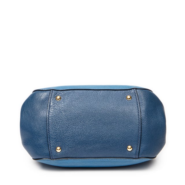 Miu Miu Bolsos Bicolor Frame Tote  Bolso de hombro en Azul/Azul marino Piel de becerro y Oro hardware. El producto esta en Excelentes Condiciones (A).
  Dimensiones: 27x21x15 cm 
  Accesorios incluidos: Strap
  Notas de Exterior: Ligeros rasguños en las esquinas inferiores
Notas de Interior: Ligera decoloración en el forro
  BrandCo Paris encuentra artículos raros y en las mejores condiciones a precios increíbles. ¡Vale la pena tener paciencia! Compra con confianza: todos los artículos de BrandCo Paris son seleccionados y autenticados cuidadosamente por nuestro equipo de expertos.
  Todos los artículos vienen con un certificado de autenticidad y un embalaje entregado por BrandCo Paris.
  Tabla de clasificación de la condición del artículo
  N (como nuevo)
  AA (perfecto estado)
  A (excelente estado)
  AB (muy buen estado)
  B (bueno/regular)