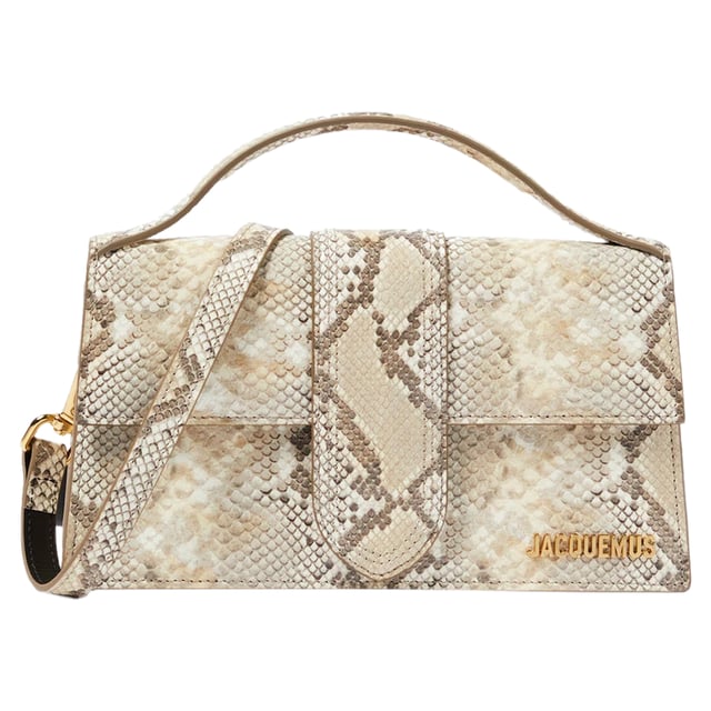 Jacquemus Le Grand Bambino Shoulder Bag Composition: 100% Leather
Lining: Cotton
Flap top magnetic closure
One top handle
Internal card slot
Height 14 cm
Removable and adjustable shoulder strap
Length 24 cm
Width 7 cm
Made in Italy
Gender: WOMEN
Product code: 213BA007
Barcode: 9990003247105
Code: BAG JQ 2 SD SS25 13568
Measurments: width: 70 mm length: 240 mm height: 140 mm strap length: 0 mm handle drop: 0 mm