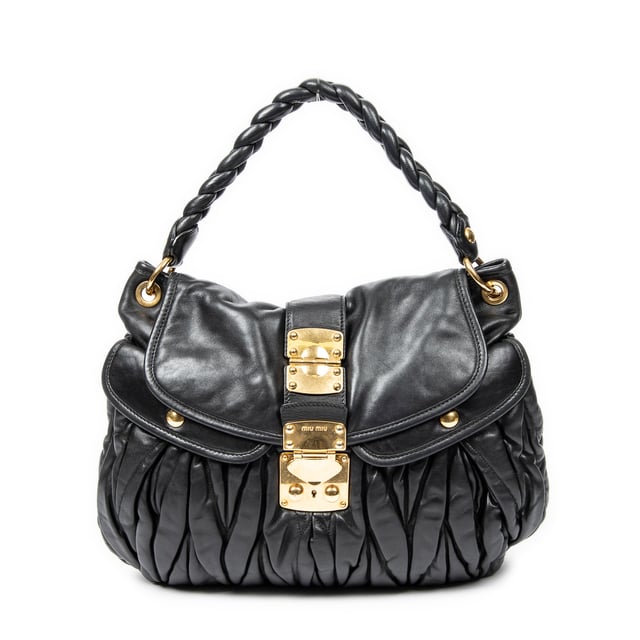Miu Miu Bolsos Coffer Double Pocket Hobo  Bolso de hombro en Negro Piel de becerro y Oro hardware. El producto esta en Excelentes Condiciones (A).
  Dimensiones: 39x31x5 cm 
  Accesorios incluidos: Strap; Key in Clochette
  Notas de Exterior: Ligeros rasguños en el cuerpo exterior 
Notas de Interior: Ligeros rasguños en el forro
Notas de Hardware: Pequeñas abolladuras
  BrandCo Paris encuentra artículos raros y en las mejores condiciones a precios increíbles. ¡Vale la pena tener paciencia! Compra con confianza: todos los artículos de BrandCo Paris son seleccionados y autenticados cuidadosamente por nuestro equipo de expertos.
  Todos los artículos vienen con un certificado de autenticidad y un embalaje entregado por BrandCo Paris.
  Tabla de clasificación de la condición del artículo
  N (como nuevo)
  AA (perfecto estado)
  A (excelente estado)
  AB (muy buen estado)
  B (bueno/regular)