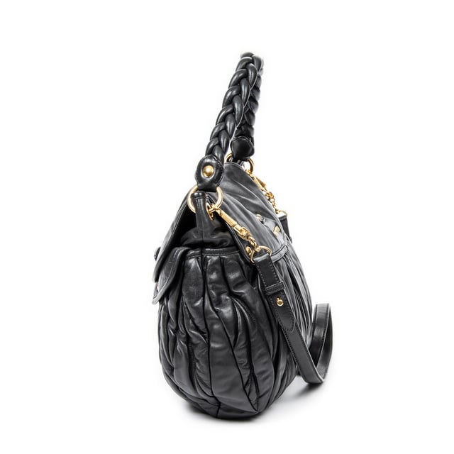 Miu Miu Bolsos Coffer Double Pocket Hobo  Bolso de hombro en Negro Piel de becerro y Oro hardware. El producto esta en Excelentes Condiciones (A).
  Dimensiones: 39x31x5 cm 
  Accesorios incluidos: Strap; Key in Clochette
  Notas de Exterior: Ligeros rasguños en el cuerpo exterior 
Notas de Interior: Ligeros rasguños en el forro
Notas de Hardware: Pequeñas abolladuras
  BrandCo Paris encuentra artículos raros y en las mejores condiciones a precios increíbles. ¡Vale la pena tener paciencia! Compra con confianza: todos los artículos de BrandCo Paris son seleccionados y autenticados cuidadosamente por nuestro equipo de expertos.
  Todos los artículos vienen con un certificado de autenticidad y un embalaje entregado por BrandCo Paris.
  Tabla de clasificación de la condición del artículo
  N (como nuevo)
  AA (perfecto estado)
  A (excelente estado)
  AB (muy buen estado)
  B (bueno/regular)