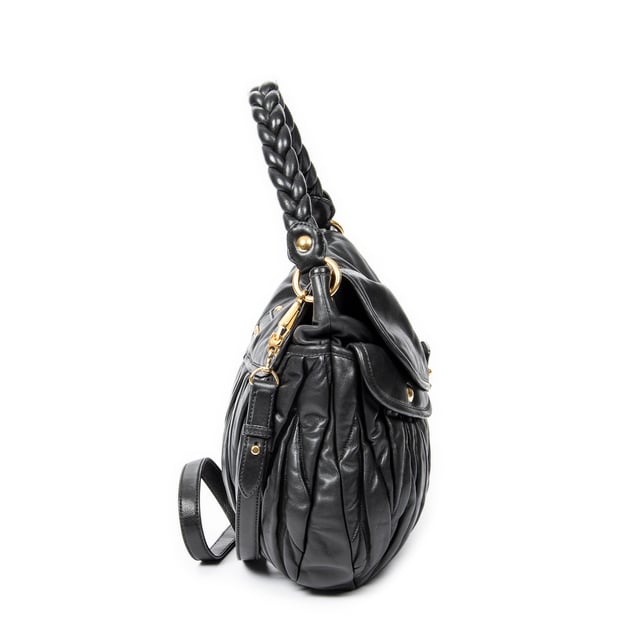 Miu Miu Bolsos Coffer Double Pocket Hobo  Bolso de hombro en Negro Piel de becerro y Oro hardware. El producto esta en Excelentes Condiciones (A).
  Dimensiones: 39x31x5 cm 
  Accesorios incluidos: Strap; Key in Clochette
  Notas de Exterior: Ligeros rasguños en el cuerpo exterior 
Notas de Interior: Ligeros rasguños en el forro
Notas de Hardware: Pequeñas abolladuras
  BrandCo Paris encuentra artículos raros y en las mejores condiciones a precios increíbles. ¡Vale la pena tener paciencia! Compra con confianza: todos los artículos de BrandCo Paris son seleccionados y autenticados cuidadosamente por nuestro equipo de expertos.
  Todos los artículos vienen con un certificado de autenticidad y un embalaje entregado por BrandCo Paris.
  Tabla de clasificación de la condición del artículo
  N (como nuevo)
  AA (perfecto estado)
  A (excelente estado)
  AB (muy buen estado)
  B (bueno/regular)