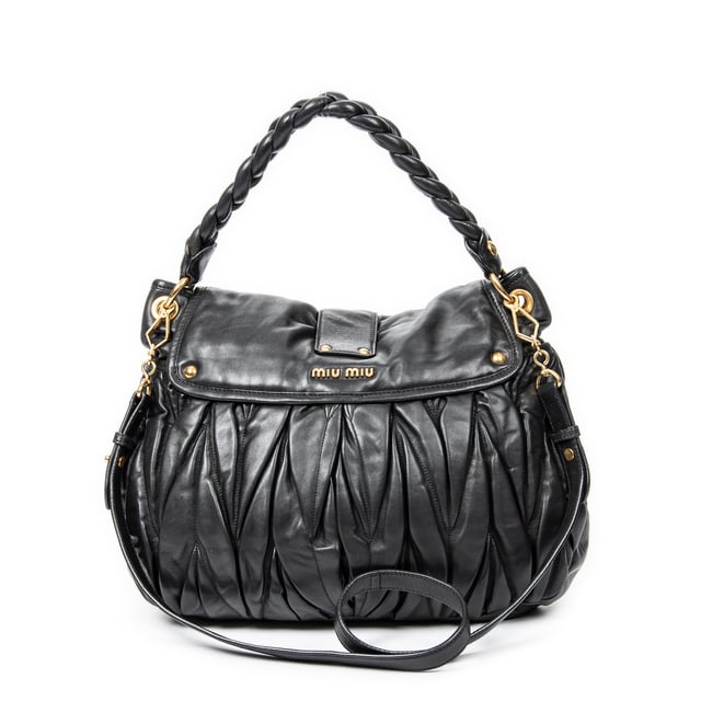 Miu Miu Bolsos Coffer Double Pocket Hobo  Bolso de hombro en Negro Piel de becerro y Oro hardware. El producto esta en Excelentes Condiciones (A).
  Dimensiones: 39x31x5 cm 
  Accesorios incluidos: Strap; Key in Clochette
  Notas de Exterior: Ligeros rasguños en el cuerpo exterior 
Notas de Interior: Ligeros rasguños en el forro
Notas de Hardware: Pequeñas abolladuras
  BrandCo Paris encuentra artículos raros y en las mejores condiciones a precios increíbles. ¡Vale la pena tener paciencia! Compra con confianza: todos los artículos de BrandCo Paris son seleccionados y autenticados cuidadosamente por nuestro equipo de expertos.
  Todos los artículos vienen con un certificado de autenticidad y un embalaje entregado por BrandCo Paris.
  Tabla de clasificación de la condición del artículo
  N (como nuevo)
  AA (perfecto estado)
  A (excelente estado)
  AB (muy buen estado)
  B (bueno/regular)