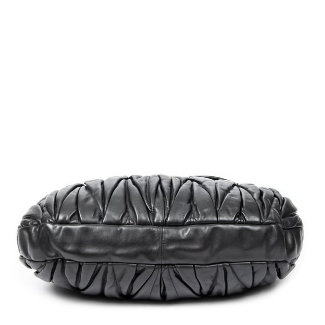 Miu Miu Bolsos Coffer Double Pocket Hobo  Bolso de hombro en Negro Piel de becerro y Oro hardware. El producto esta en Excelentes Condiciones (A).
  Dimensiones: 39x31x5 cm 
  Accesorios incluidos: Strap; Key in Clochette
  Notas de Exterior: Ligeros rasguños en el cuerpo exterior 
Notas de Interior: Ligeros rasguños en el forro
Notas de Hardware: Pequeñas abolladuras
  BrandCo Paris encuentra artículos raros y en las mejores condiciones a precios increíbles. ¡Vale la pena tener paciencia! Compra con confianza: todos los artículos de BrandCo Paris son seleccionados y autenticados cuidadosamente por nuestro equipo de expertos.
  Todos los artículos vienen con un certificado de autenticidad y un embalaje entregado por BrandCo Paris.
  Tabla de clasificación de la condición del artículo
  N (como nuevo)
  AA (perfecto estado)
  A (excelente estado)
  AB (muy buen estado)
  B (bueno/regular)