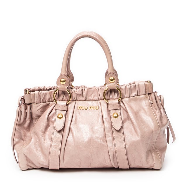 Miu Miu 2Way Shopping Tote en Rosa claro Piel de becerro Miu Miu Bolsos 2Way Shopping Tote Bolso de hombro en Rosa claro Piel de becerro y Oro hardware. El producto esta en Muy Buenas Condiciones (AB).
Dimensiones: 34x21x12 cm
Accesorios incluidos: Strap; Dustbag
Notas de Exterior: Cuero descolorido, Ligeros rasguños en las esquinas, Cordón ligeramente desgastado
Notas de la correa/asa: Ligeramente oscuro
BrandCo Paris encuentra artículos raros y en las mejores condiciones a precios increíbles. ¡Vale la pena tener paciencia! Compra con confianza: todos los artículos de BrandCo Paris son seleccionados y autenticados cuidadosamente por nuestro equipo de expertos.
Todos los artículos vienen con un certificado de autenticidad y un embalaje entregado por BrandCo Paris.
Tabla de clasificación de la condición del artículo
N (como nuevo)
AA (perfecto estado)
A (excelente estado)
AB (muy buen estado)
B (bueno/regular)