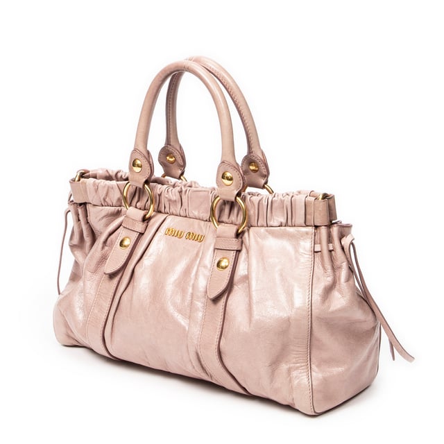 Miu Miu 2Way Shopping Tote en Rosa claro Piel de becerro Miu Miu Bolsos 2Way Shopping Tote Bolso de hombro en Rosa claro Piel de becerro y Oro hardware. El producto esta en Muy Buenas Condiciones (AB).
Dimensiones: 34x21x12 cm
Accesorios incluidos: Strap; Dustbag
Notas de Exterior: Cuero descolorido, Ligeros rasguños en las esquinas, Cordón ligeramente desgastado
Notas de la correa/asa: Ligeramente oscuro
BrandCo Paris encuentra artículos raros y en las mejores condiciones a precios increíbles. ¡Vale la pena tener paciencia! Compra con confianza: todos los artículos de BrandCo Paris son seleccionados y autenticados cuidadosamente por nuestro equipo de expertos.
Todos los artículos vienen con un certificado de autenticidad y un embalaje entregado por BrandCo Paris.
Tabla de clasificación de la condición del artículo
N (como nuevo)
AA (perfecto estado)
A (excelente estado)
AB (muy buen estado)
B (bueno/regular)