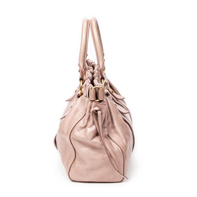 Miu Miu 2Way Shopping Tote en Rosa claro Piel de becerro Miu Miu Bolsos 2Way Shopping Tote Bolso de hombro en Rosa claro Piel de becerro y Oro hardware. El producto esta en Muy Buenas Condiciones (AB).
Dimensiones: 34x21x12 cm
Accesorios incluidos: Strap; Dustbag
Notas de Exterior: Cuero descolorido, Ligeros rasguños en las esquinas, Cordón ligeramente desgastado
Notas de la correa/asa: Ligeramente oscuro
BrandCo Paris encuentra artículos raros y en las mejores condiciones a precios increíbles. ¡Vale la pena tener paciencia! Compra con confianza: todos los artículos de BrandCo Paris son seleccionados y autenticados cuidadosamente por nuestro equipo de expertos.
Todos los artículos vienen con un certificado de autenticidad y un embalaje entregado por BrandCo Paris.
Tabla de clasificación de la condición del artículo
N (como nuevo)
AA (perfecto estado)
A (excelente estado)
AB (muy buen estado)
B (bueno/regular)