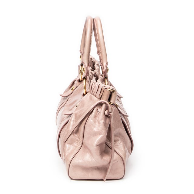 Miu Miu 2Way Shopping Tote en Rosa claro Piel de becerro Miu Miu Bolsos 2Way Shopping Tote Bolso de hombro en Rosa claro Piel de becerro y Oro hardware. El producto esta en Muy Buenas Condiciones (AB).
Dimensiones: 34x21x12 cm
Accesorios incluidos: Strap; Dustbag
Notas de Exterior: Cuero descolorido, Ligeros rasguños en las esquinas, Cordón ligeramente desgastado
Notas de la correa/asa: Ligeramente oscuro
BrandCo Paris encuentra artículos raros y en las mejores condiciones a precios increíbles. ¡Vale la pena tener paciencia! Compra con confianza: todos los artículos de BrandCo Paris son seleccionados y autenticados cuidadosamente por nuestro equipo de expertos.
Todos los artículos vienen con un certificado de autenticidad y un embalaje entregado por BrandCo Paris.
Tabla de clasificación de la condición del artículo
N (como nuevo)
AA (perfecto estado)
A (excelente estado)
AB (muy buen estado)
B (bueno/regular)