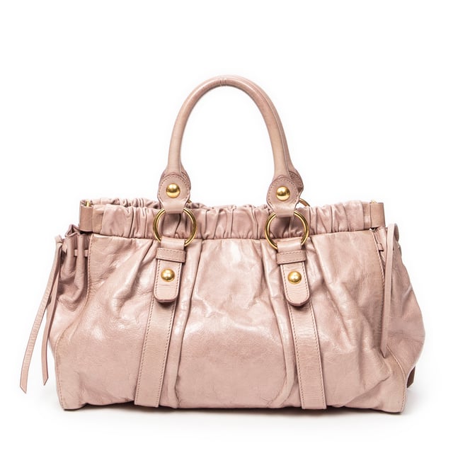 Miu Miu 2Way Shopping Tote en Rosa claro Piel de becerro Miu Miu Bolsos 2Way Shopping Tote Bolso de hombro en Rosa claro Piel de becerro y Oro hardware. El producto esta en Muy Buenas Condiciones (AB).
Dimensiones: 34x21x12 cm
Accesorios incluidos: Strap; Dustbag
Notas de Exterior: Cuero descolorido, Ligeros rasguños en las esquinas, Cordón ligeramente desgastado
Notas de la correa/asa: Ligeramente oscuro
BrandCo Paris encuentra artículos raros y en las mejores condiciones a precios increíbles. ¡Vale la pena tener paciencia! Compra con confianza: todos los artículos de BrandCo Paris son seleccionados y autenticados cuidadosamente por nuestro equipo de expertos.
Todos los artículos vienen con un certificado de autenticidad y un embalaje entregado por BrandCo Paris.
Tabla de clasificación de la condición del artículo
N (como nuevo)
AA (perfecto estado)
A (excelente estado)
AB (muy buen estado)
B (bueno/regular)