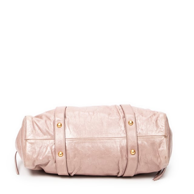 Miu Miu 2Way Shopping Tote en Rosa claro Piel de becerro Miu Miu Bolsos 2Way Shopping Tote Bolso de hombro en Rosa claro Piel de becerro y Oro hardware. El producto esta en Muy Buenas Condiciones (AB).
Dimensiones: 34x21x12 cm
Accesorios incluidos: Strap; Dustbag
Notas de Exterior: Cuero descolorido, Ligeros rasguños en las esquinas, Cordón ligeramente desgastado
Notas de la correa/asa: Ligeramente oscuro
BrandCo Paris encuentra artículos raros y en las mejores condiciones a precios increíbles. ¡Vale la pena tener paciencia! Compra con confianza: todos los artículos de BrandCo Paris son seleccionados y autenticados cuidadosamente por nuestro equipo de expertos.
Todos los artículos vienen con un certificado de autenticidad y un embalaje entregado por BrandCo Paris.
Tabla de clasificación de la condición del artículo
N (como nuevo)
AA (perfecto estado)
A (excelente estado)
AB (muy buen estado)
B (bueno/regular)