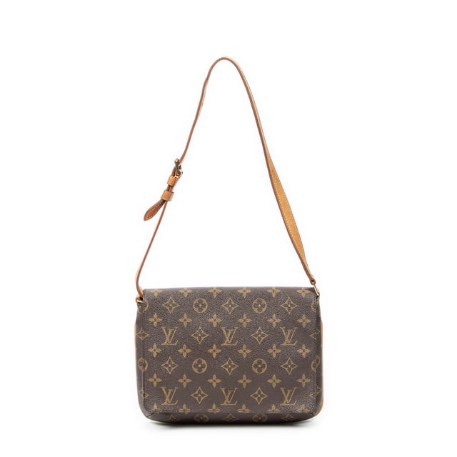 Louis Vuitton Bolsos Musette Tango  Bolso de hombro en Marrón Lona recubierta y Latón dorado hardware. El producto esta en Muy Buenas Condiciones (AB).
  Dimensiones: 25x19x3 cm 
  Accesorios incluidos: None
  Notas de la correa/asa: Correa desgastada
  BrandCo Paris encuentra artículos raros y en las mejores condiciones a precios increíbles. ¡Vale la pena tener paciencia! Compra con confianza: todos los artículos de BrandCo Paris son seleccionados y autenticados cuidadosamente por nuestro equipo de expertos.
  Todos los artículos vienen con un certificado de autenticidad y un embalaje entregado por BrandCo Paris.
  Tabla de clasificación de la condición del artículo
  N (como nuevo)
  AA (perfecto estado)
  A (excelente estado)
  AB (muy buen estado)
  B (bueno/regular)