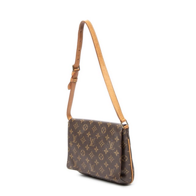 Louis Vuitton Bolsos Musette Tango  Bolso de hombro en Marrón Lona recubierta y Latón dorado hardware. El producto esta en Muy Buenas Condiciones (AB).
  Dimensiones: 25x19x3 cm 
  Accesorios incluidos: None
  Notas de la correa/asa: Correa desgastada
  BrandCo Paris encuentra artículos raros y en las mejores condiciones a precios increíbles. ¡Vale la pena tener paciencia! Compra con confianza: todos los artículos de BrandCo Paris son seleccionados y autenticados cuidadosamente por nuestro equipo de expertos.
  Todos los artículos vienen con un certificado de autenticidad y un embalaje entregado por BrandCo Paris.
  Tabla de clasificación de la condición del artículo
  N (como nuevo)
  AA (perfecto estado)
  A (excelente estado)
  AB (muy buen estado)
  B (bueno/regular)