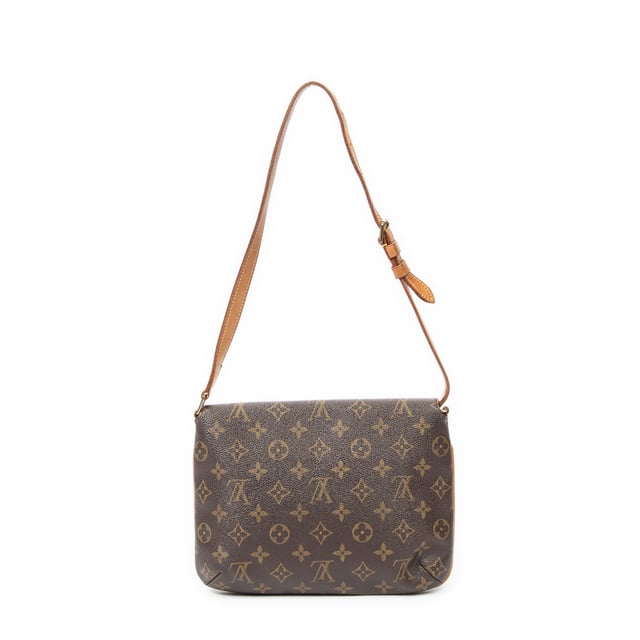 Louis Vuitton Bolsos Musette Tango  Bolso de hombro en Marrón Lona recubierta y Latón dorado hardware. El producto esta en Muy Buenas Condiciones (AB).
  Dimensiones: 25x19x3 cm 
  Accesorios incluidos: None
  Notas de la correa/asa: Correa desgastada
  BrandCo Paris encuentra artículos raros y en las mejores condiciones a precios increíbles. ¡Vale la pena tener paciencia! Compra con confianza: todos los artículos de BrandCo Paris son seleccionados y autenticados cuidadosamente por nuestro equipo de expertos.
  Todos los artículos vienen con un certificado de autenticidad y un embalaje entregado por BrandCo Paris.
  Tabla de clasificación de la condición del artículo
  N (como nuevo)
  AA (perfecto estado)
  A (excelente estado)
  AB (muy buen estado)
  B (bueno/regular)