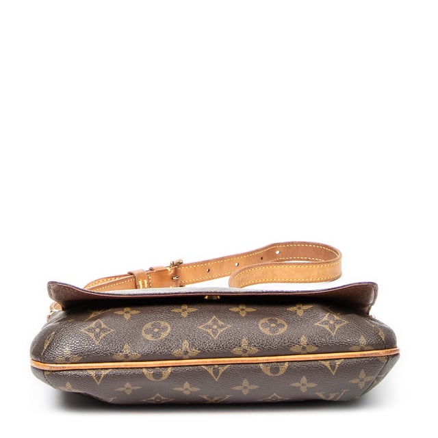 Louis Vuitton Bolsos Musette Tango  Bolso de hombro en Marrón Lona recubierta y Latón dorado hardware. El producto esta en Muy Buenas Condiciones (AB).
  Dimensiones: 25x19x3 cm 
  Accesorios incluidos: None
  Notas de la correa/asa: Correa desgastada
  BrandCo Paris encuentra artículos raros y en las mejores condiciones a precios increíbles. ¡Vale la pena tener paciencia! Compra con confianza: todos los artículos de BrandCo Paris son seleccionados y autenticados cuidadosamente por nuestro equipo de expertos.
  Todos los artículos vienen con un certificado de autenticidad y un embalaje entregado por BrandCo Paris.
  Tabla de clasificación de la condición del artículo
  N (como nuevo)
  AA (perfecto estado)
  A (excelente estado)
  AB (muy buen estado)
  B (bueno/regular)