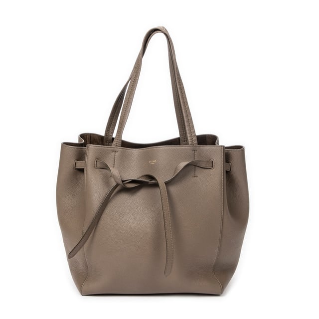Celine Small Cabas Phantom Tote en Marrón Piel de becerro Celine Bolsos Small Cabas Phantom Tote Bolso de hombro en Marrón Piel de becerro y Oro hardware. El producto esta en Excelentes Condiciones (A).
Dimensiones: 0x0x0 cm
Accesorios incluidos: Dustbag
Notas de Exterior: Notas: asas e interior ligeramente desgastados, ligeros rasguños en las esquinas inferiores, pequeñas grietas en el borde superior
BrandCo Paris encuentra artículos raros y en las mejores condiciones a precios increíbles. ¡Vale la pena tener paciencia! Compra con confianza: todos los artículos de BrandCo Paris son seleccionados y autenticados cuidadosamente por nuestro equipo de expertos.
Todos los artículos vienen con un certificado de autenticidad y un embalaje entregado por BrandCo Paris.
Tabla de clasificación de la condición del artículo
N (como nuevo)
AA (perfecto estado)
A (excelente estado)
AB (muy buen estado)
B (bueno/regular)