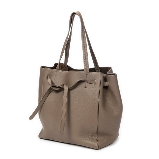 Celine Small Cabas Phantom Tote en Marrón Piel de becerro Celine Bolsos Small Cabas Phantom Tote Bolso de hombro en Marrón Piel de becerro y Oro hardware. El producto esta en Excelentes Condiciones (A).
Dimensiones: 0x0x0 cm
Accesorios incluidos: Dustbag
Notas de Exterior: Notas: asas e interior ligeramente desgastados, ligeros rasguños en las esquinas inferiores, pequeñas grietas en el borde superior
BrandCo Paris encuentra artículos raros y en las mejores condiciones a precios increíbles. ¡Vale la pena tener paciencia! Compra con confianza: todos los artículos de BrandCo Paris son seleccionados y autenticados cuidadosamente por nuestro equipo de expertos.
Todos los artículos vienen con un certificado de autenticidad y un embalaje entregado por BrandCo Paris.
Tabla de clasificación de la condición del artículo
N (como nuevo)
AA (perfecto estado)
A (excelente estado)
AB (muy buen estado)
B (bueno/regular)
